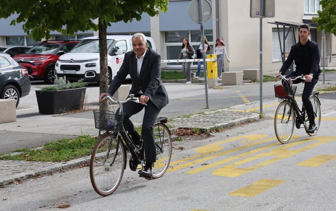 Župan Saša Arsenovič ob prihodu na današnjo novinarsko konferenco ob predstavitvi Evropskega tedna mobilnosti