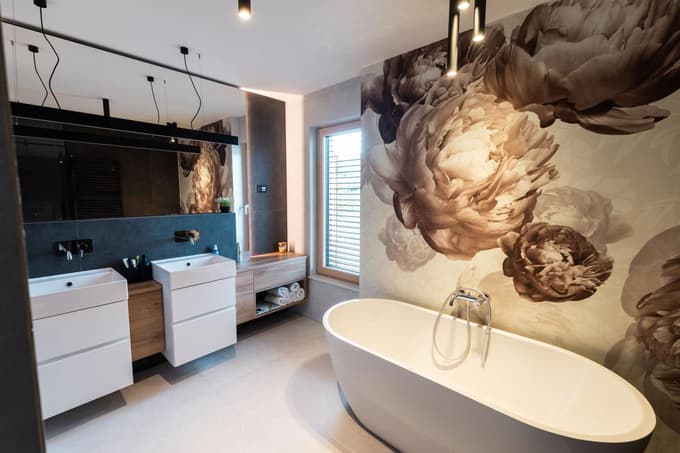 Notranjost Marlesove pritlične hiše zaznamuje toplina materialov, premišljeni detajli ter igra med temnimi in nežnimi toni.