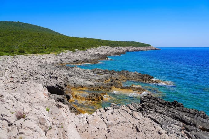Skale na plaži pri Luštici v Črni gori