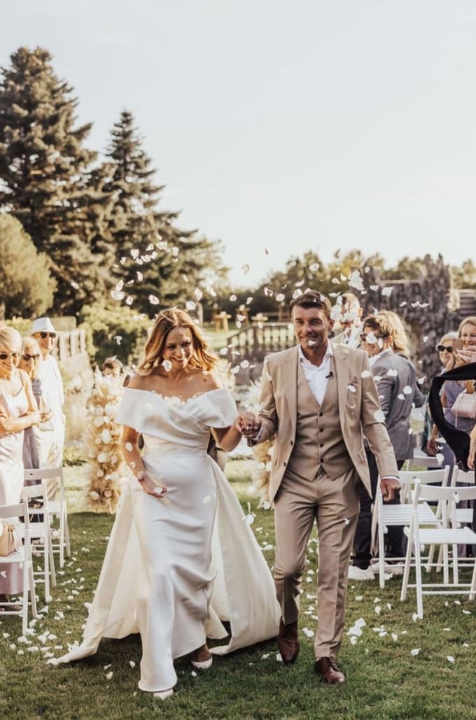 Mladoporočenca Olga in Sašo Udović sta na gradu Štanjel dahnila usodni da in po 22 letih življenja na koruzi postala mož in žena.