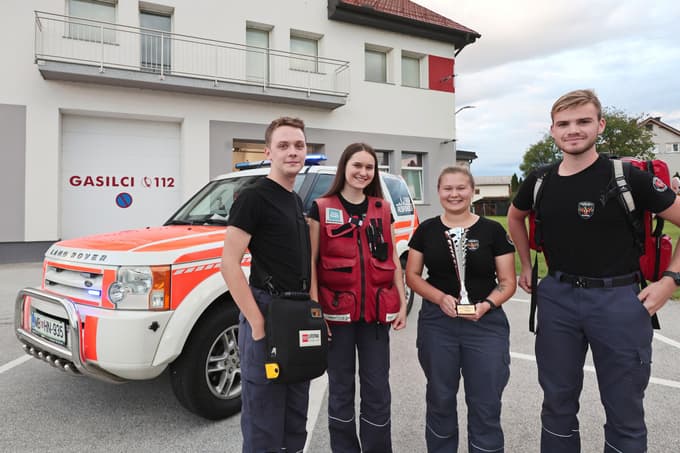 Ponosni na dosežek (z leve) Urban Polenčič, Nina Robič, Katja Jelen in Brin Tacer Grbec držijo pokal.