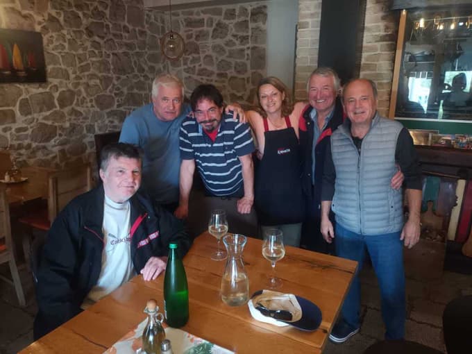 Barbaro in Kostjo so nedavno obiskali tudi nekdanji Kostjini sodelavci pri Radiu Maribor; od leve: Zoran Milovanovič, Jan Lešek Čurič, Kostja, Barbara, Jože Fošnarič, Peter Habjanič.