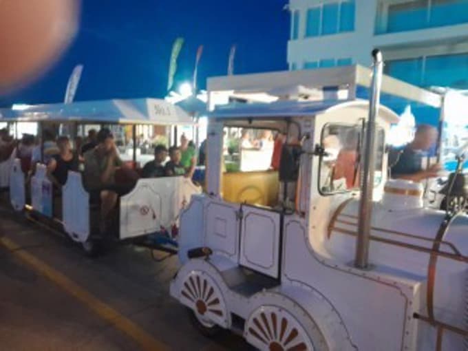 Po otoku Murterju se lahko zapeljete tudi z vlakcem, ki vozi tudi ob poznih večernih urah.