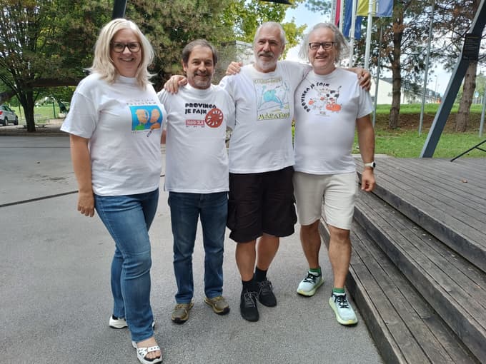 Pomagači in akter srečanja radijcev: Simona Brglez, Matjaž Marinček, Mitja Tatarevič, ki je Marinčku prvi pokazal delo v radijskem studiu, ter Aljoša Benčina.