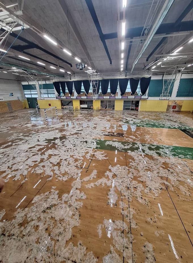 Poplavljena Športna dvorana Leona Štuklja v Novem mestu.