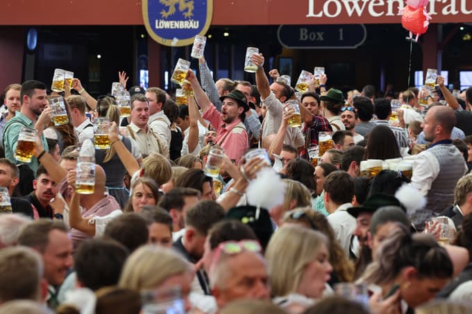 (VIDEO) V Münchnu se je začel 190. Oktoberfest. Koliko letos znaša liter piva?
