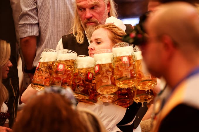 (VIDEO) V Münchnu se je začel 190. Oktoberfest. Koliko letos znaša liter piva?