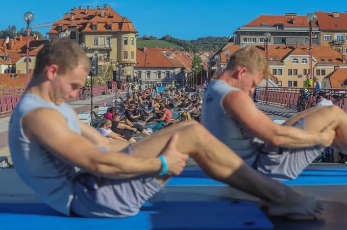 (FOTO) Švic fest konvencija na Glavnem mostu: Pri 91 letih trenira osem ur tedensko, najraje z utežmi