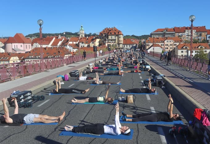 (FOTO) Švic fest konvencija na Glavnem mostu: Pri 91 letih trenira osem ur tedensko, najraje z utežmi