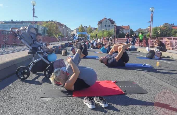 (FOTO) Švic fest konvencija na Glavnem mostu: Pri 91 letih trenira osem ur tedensko, najraje z utežmi
