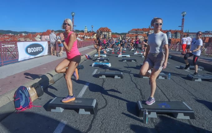 (FOTO) Švic fest konvencija na Glavnem mostu: Pri 91 letih trenira osem ur tedensko, najraje z utežmi