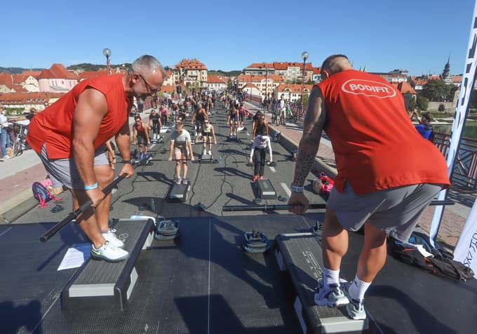 (FOTO) Švic fest konvencija na Glavnem mostu: Pri 91 letih trenira osem ur tedensko, najraje z utežmi