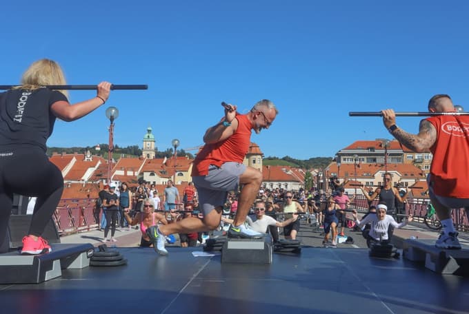 (FOTO) Švic fest konvencija na Glavnem mostu: Pri 91 letih trenira osem ur tedensko, najraje z utežmi