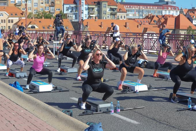 (FOTO) Švic fest konvencija na Glavnem mostu: Pri 91 letih trenira osem ur tedensko, najraje z utežmi