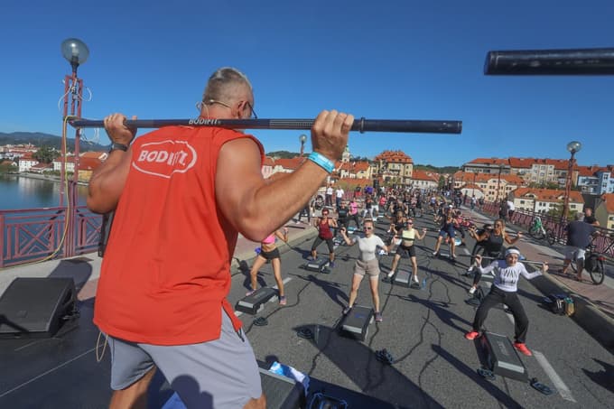 (FOTO) Švic fest konvencija na Glavnem mostu: Pri 91 letih trenira osem ur tedensko, najraje z utežmi