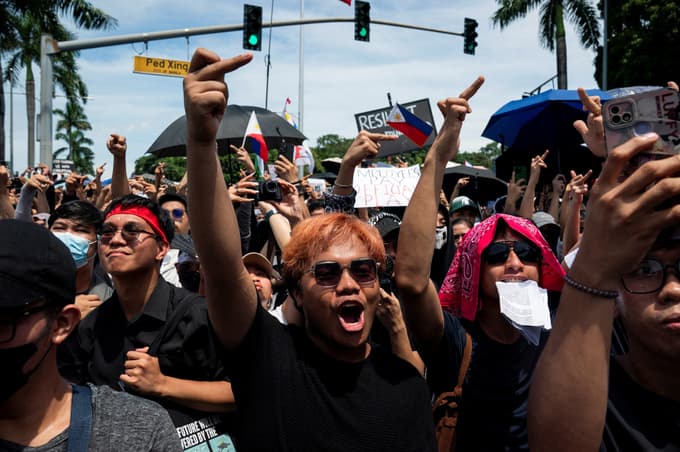 (FOTO) Protestirajo proti korupciji: Na ulicah se je zbralo 130.000 ljudi