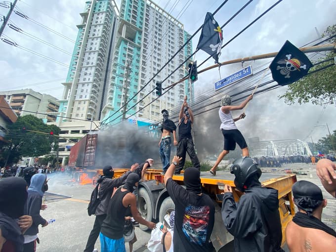 (FOTO) Protestirajo proti korupciji: Na ulicah se je zbralo 130.000 ljudi