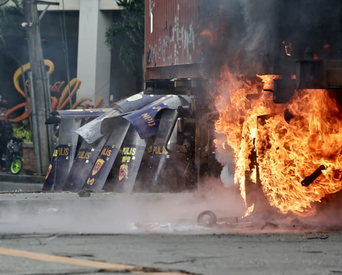 (FOTO) Protestirajo proti korupciji: Na ulicah se je zbralo 130.000 ljudi