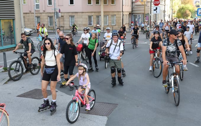 (FOTO) ZZrolano mesto: Vozniki koles in rolerjev za en dan kralji ulic