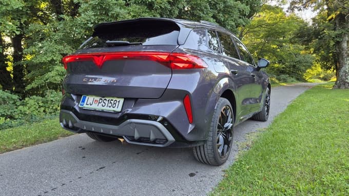 Kombinacija bencinskega motorja in priključnega hibrida ni tipična za usmeritev znamke.