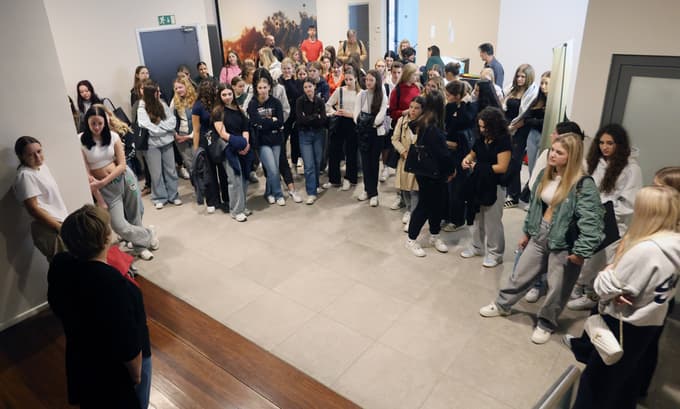 Obisk radovednih dijakov na Večeru.