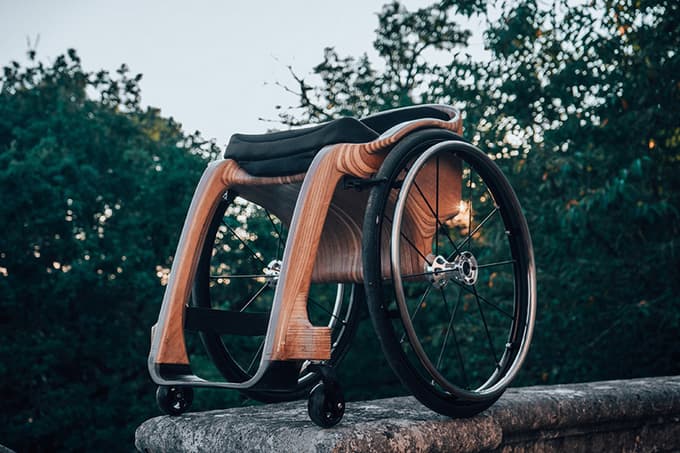 Fleksibilni leseni voziček za gibalno ovirane osebe 