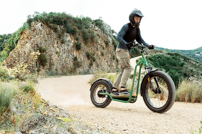 Hibrid med kolesom in električnim skuterjem 