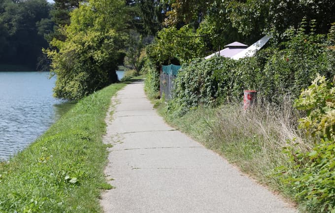 (FOTO) Kje so klopi in koši ob sprehajalni poti ob Dravi? Bralka opozarja na pomanjkanje urbane opreme