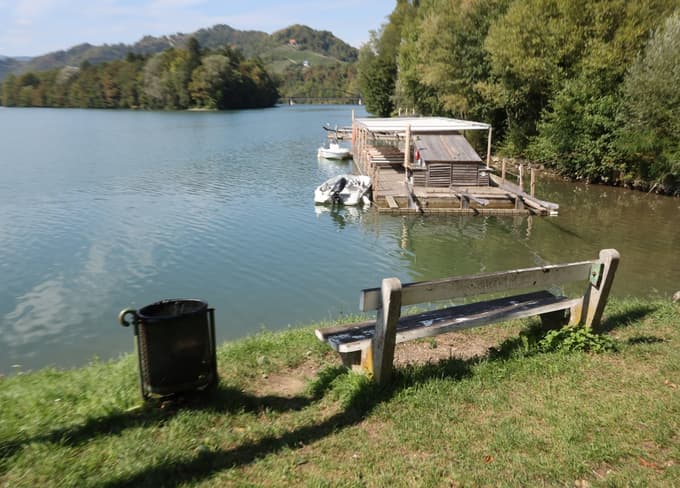 (FOTO) Kje so klopi in koši ob sprehajalni poti ob Dravi? Bralka opozarja na pomanjkanje urbane opreme