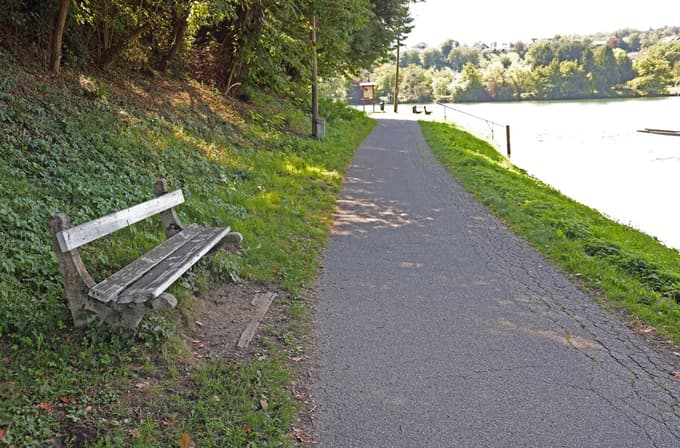 (FOTO) Kje so klopi in koši ob sprehajalni poti ob Dravi? Bralka opozarja na pomanjkanje urbane opreme
