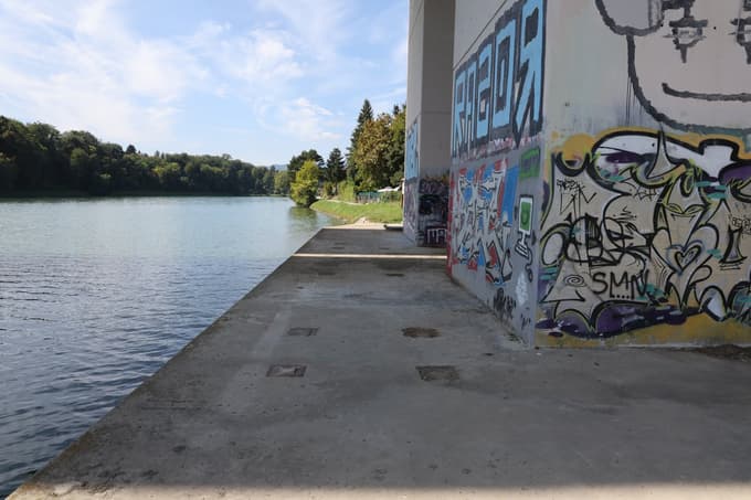 (FOTO) Kje so klopi in koši ob sprehajalni poti ob Dravi? Bralka opozarja na pomanjkanje urbane opreme