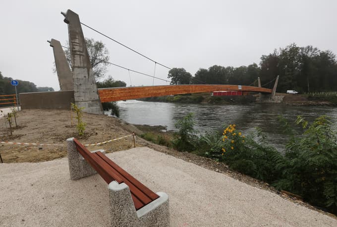 Konstrukcijo mostu sestavljata lesena nosilca, ki sta medsebojno povezana z jeklenimi okvirji.