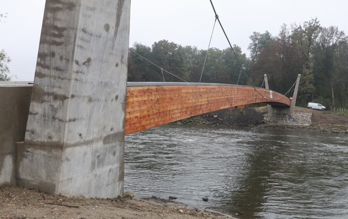 (FOTO) Občini Šentilj in Straß zgradili pohodniško-kolesarski most čez Muro