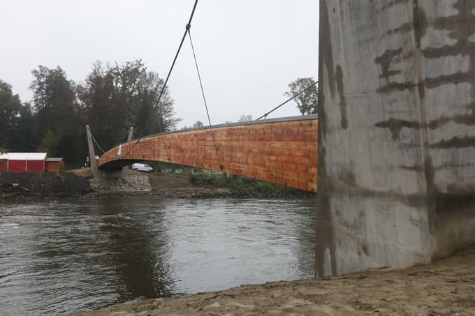 (FOTO) Občini Šentilj in Straß zgradili pohodniško-kolesarski most čez Muro