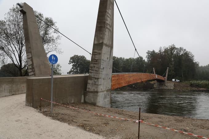 (FOTO) Občini Šentilj in Straß zgradili pohodniško-kolesarski most čez Muro