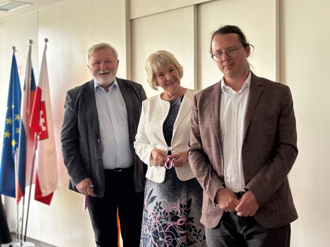 Župan Ivan Žagar, Iva Novak, direktorica doma starostnikov, državni sekretar Luka Omladič ob odprtju prenovljenih prostorov