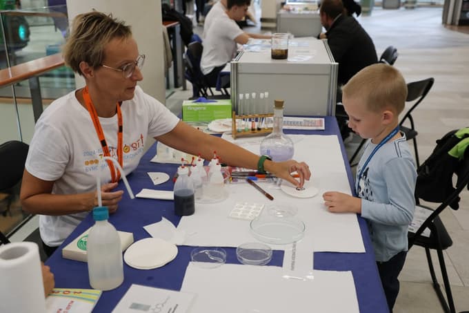 (FOTO) Evropska noč raziskovalcev v Mariboru: Znanost mlade navdušuje, a znanstveniki ne bi bili