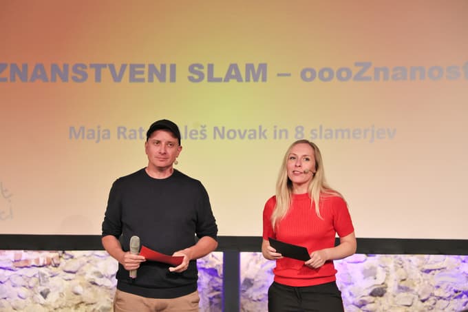 Povezovalca prireditve Maja Ratej in Aleš Novak