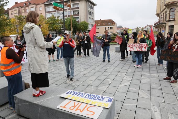 (FOTO) V Mariboru dva shoda. Mladi, ki se borijo za reproduktivne pravice: "Ni nam vseeno, v kakšni družbi živimo!"