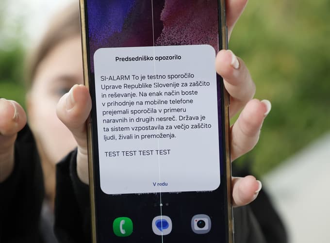 (FOTO) Je vaš telefon točno opoldne zapiskal in zavibriral? Številnim ni ali pa z zamudo, krive so težave z distribucijo