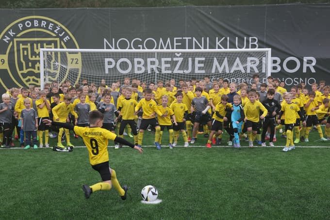 Prvi strel na gol je izvedel mladi nogometaš NK Pobrežja Ian.
