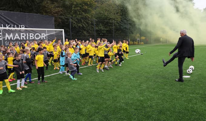 (FOTO) "Pobrežje, tota je za vas!" je ob prenovi nogometnega igrišča NK Pobrežja zavpil Emkej