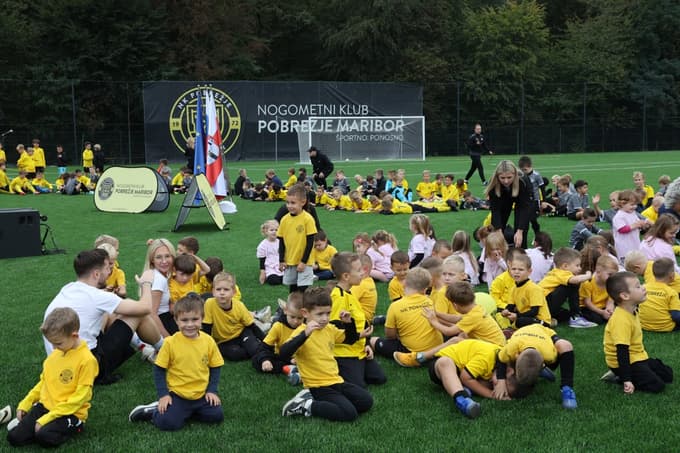 (FOTO) "Pobrežje, tota je za vas!" je ob prenovi nogometnega igrišča NK Pobrežja zavpil Emkej