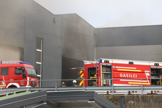 (FOTO) Požar v Rušah: Intervencija še poteka, požar je lokaliziran