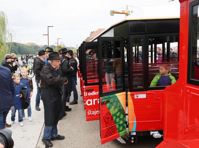 (FOTO) Maribor predstavil novi električni vlakec. Kdaj bo začel redno voziti?