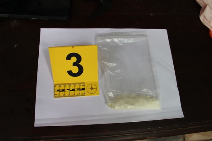 (FOTO) Policisti 40-letniku zasegli 2,5 kilograma marihuane, kokain in denar