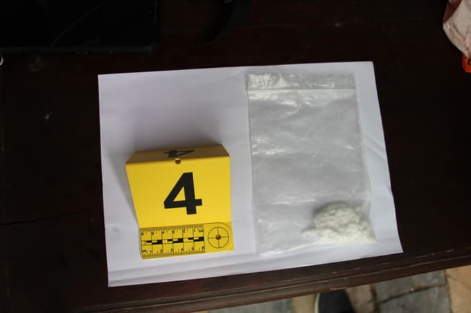 (FOTO) Policisti 40-letniku zasegli 2,5 kilograma marihuane, kokain in denar