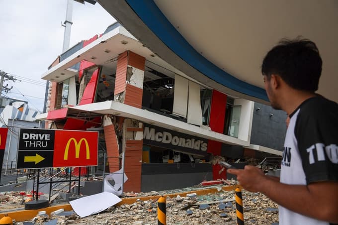 (VIDEO in FOTO) V silovitem potresu na Filipinih najmanj 60 mrtvih. Poglejte trenutek, ko so se zatresla tla