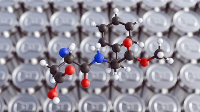 Metanol je brez barve, brez vonja, njegov okus pa močno spominja na običajen alkohol.