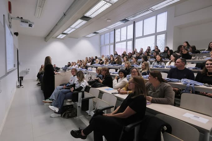 Sprejem za bruce so na Univerzi v Mariboru pripravili že včeraj. Na fotografiji pedagoška fakulteta. 